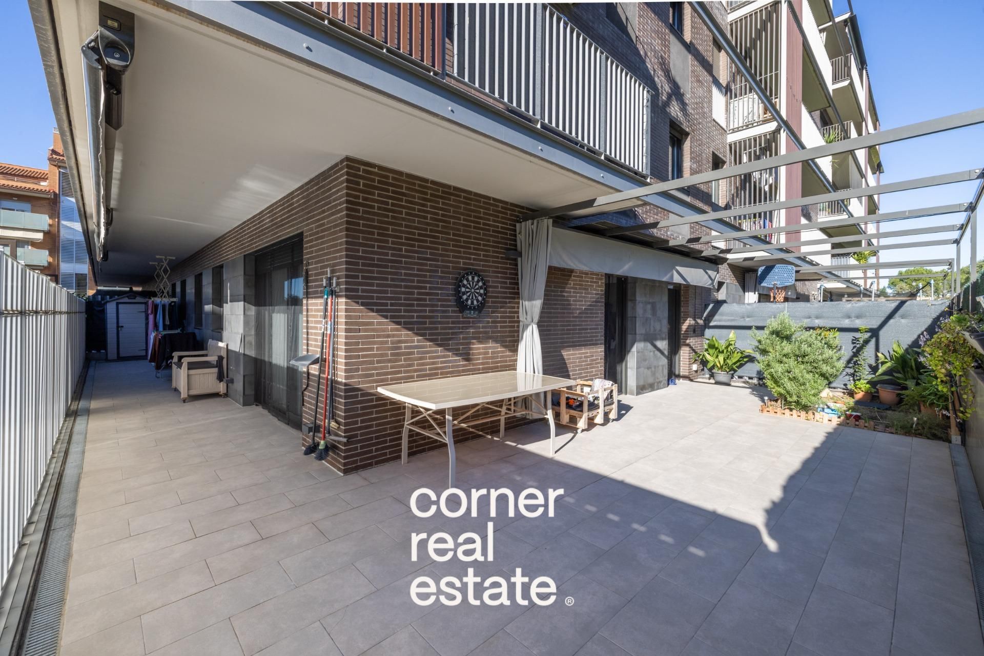 Vista exterior de Planta baixa en venda en Ripollet amb Calefacció, Jardí privat i Parquet