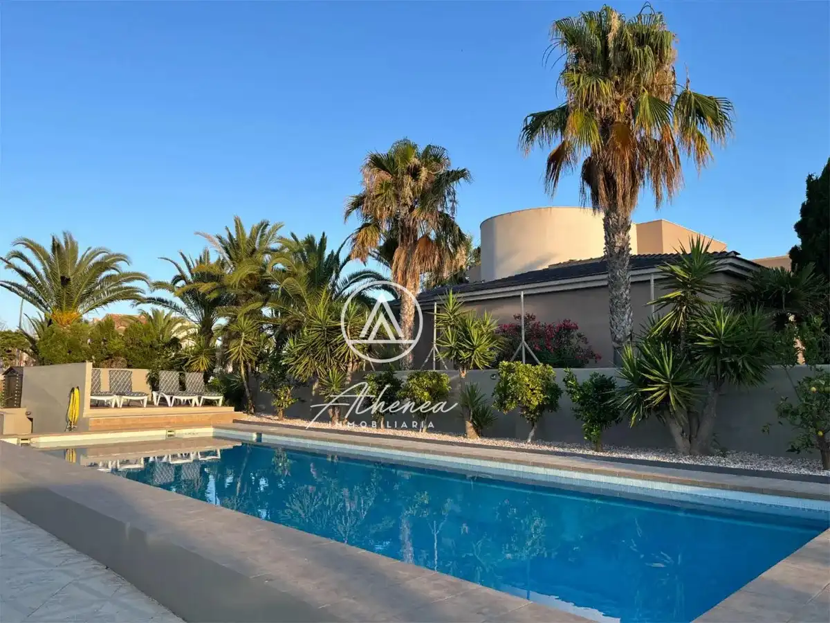 Vista exterior de Casa o chalet en venta en Roquetas de Mar con Aire acondicionado, Calefacción y Jardín privado