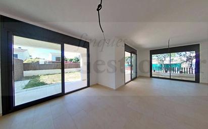 Sala d'estar de Casa adosada en venda en Cambrils amb Aire condicionat, Jardí privat i Terrassa