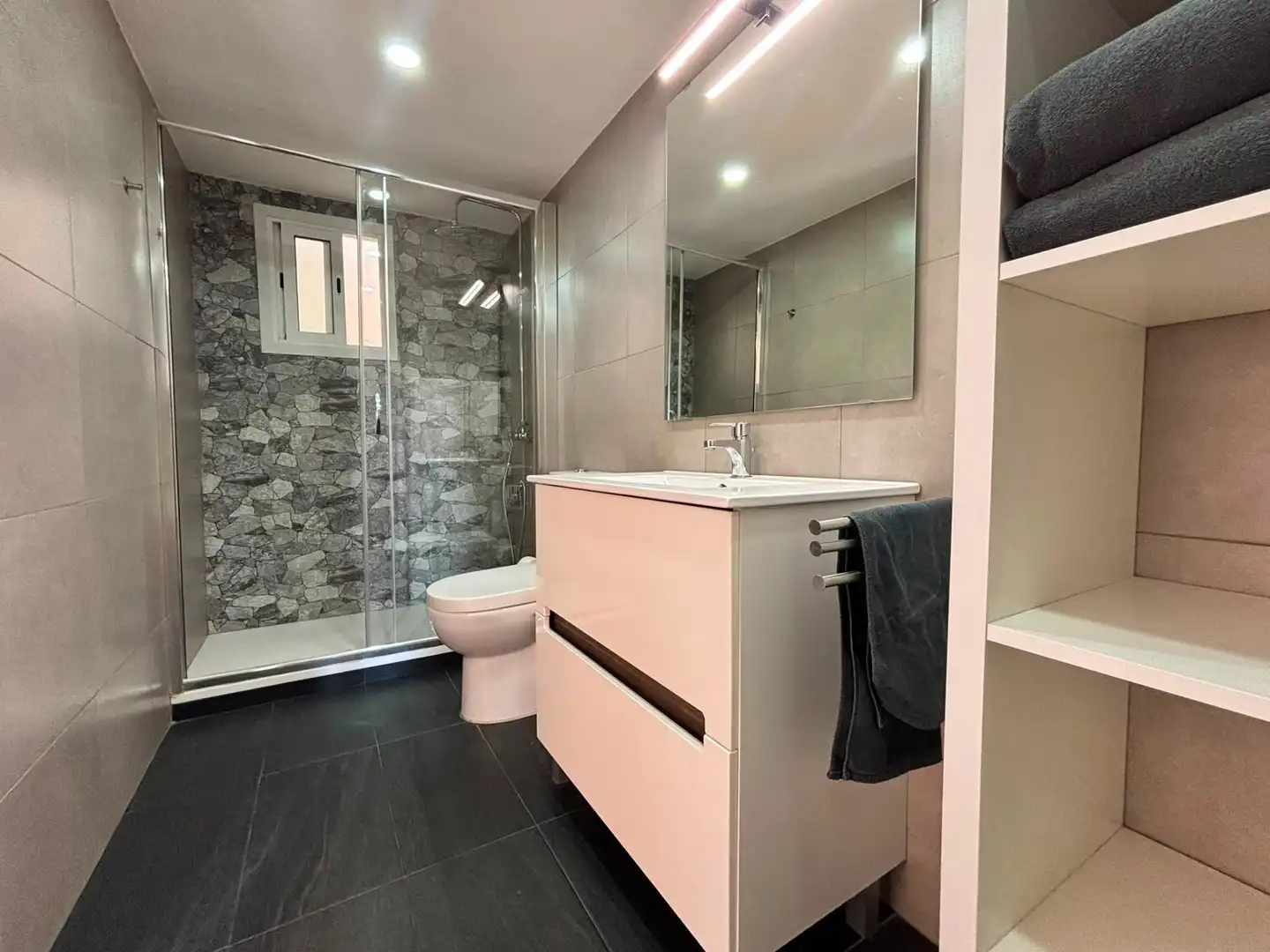 Bathroom of Attic for sale in L'Hospitalet de Llobregat  with Heating, Parquet flooring and Terrace