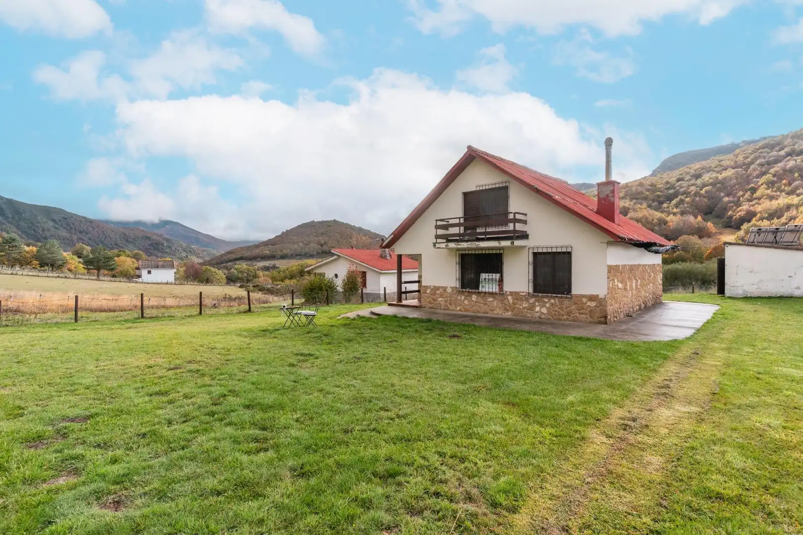 Vista exterior de Casa o chalet en venta en Burón con Jardín privado y Amueblado