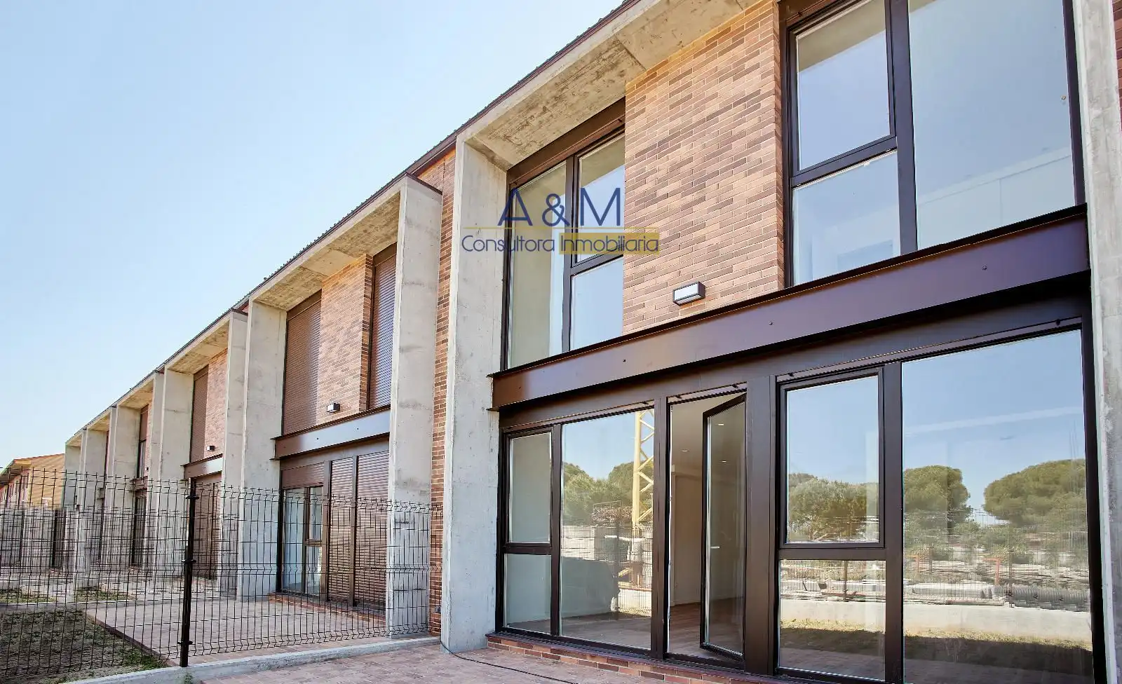 Vista exterior de Casa adosada en venta en Laguna de Duero con Calefacción, Jardín privado y Terraza