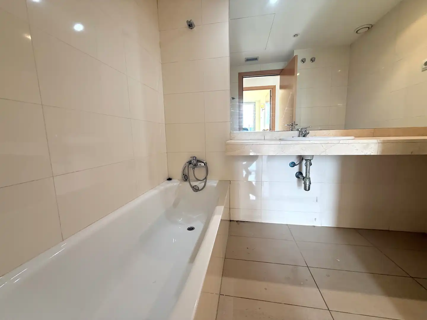 Bathroom of Flat for sale in L'Hospitalet de Llobregat  with Air Conditioner, Heating and Oven