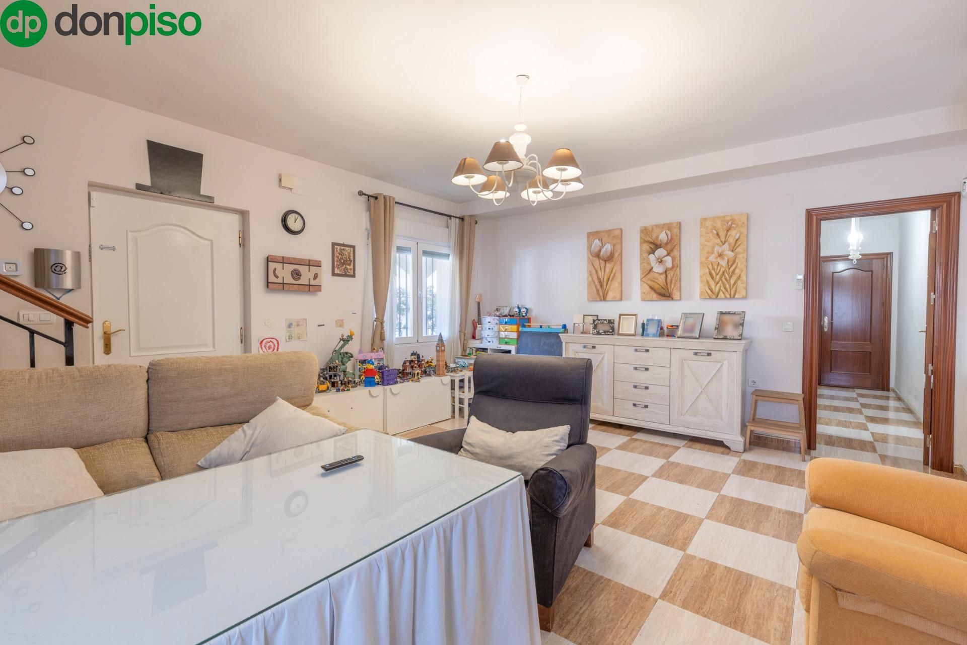 Sala d'estar de Casa o xalet en venda en Armilla amb Aire condicionat i Terrassa