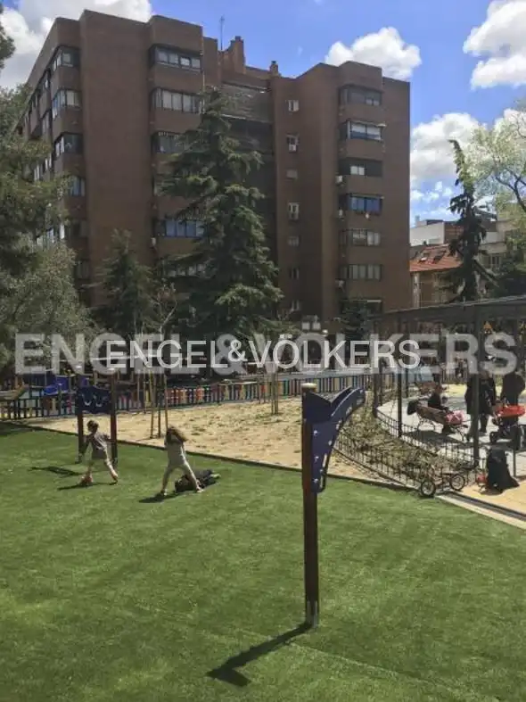 Vista exterior de Pis de lloguer en Madrid amb Aire condicionat, Calefacció i Jardí privat