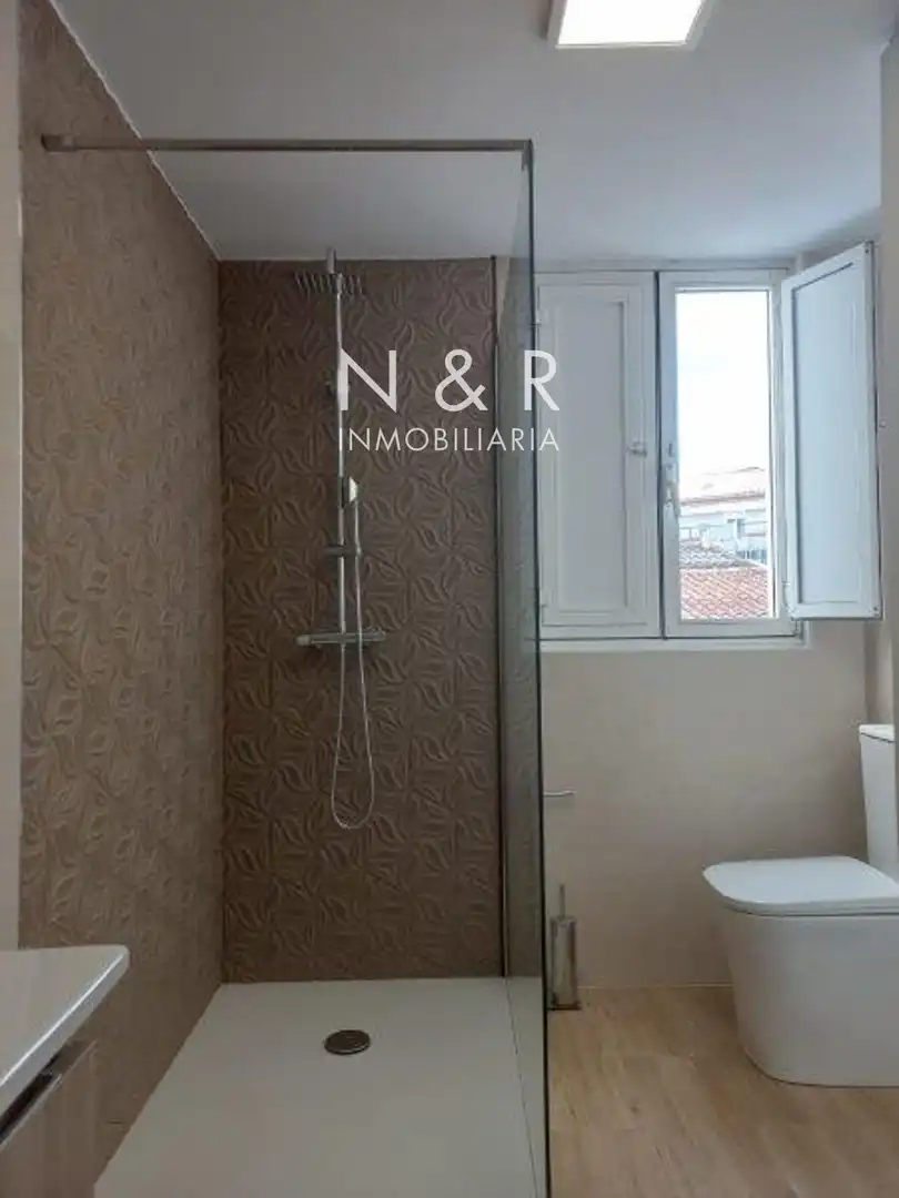 Baño de Ático de alquiler en Santiago de Compostela  con Calefacción, Terraza y Amueblado