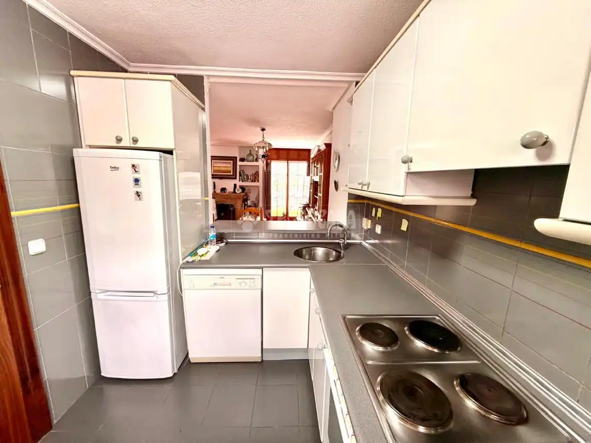 Küche von Einfamilien-Reihenhaus zum Verkauf in Ribamontán al Mar mit Heizung, Möbliert und Balkon