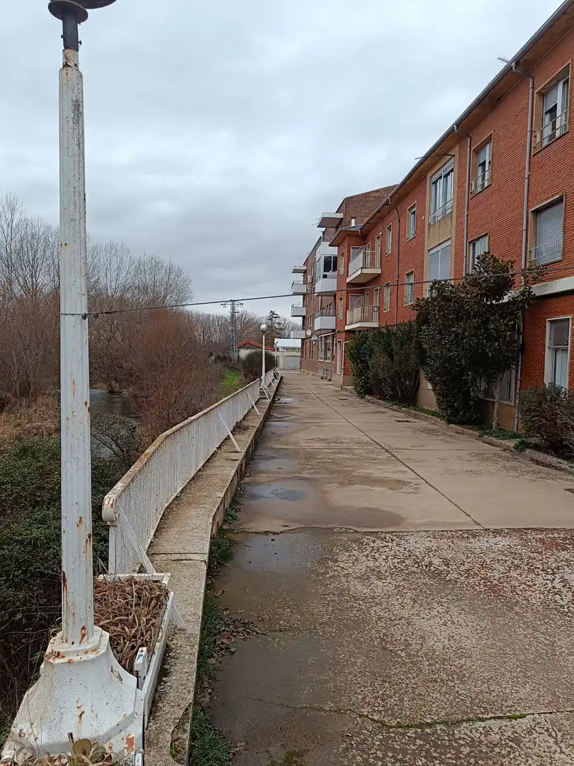 Vista exterior de Local en venda en Herrera de Pisuerga amb Moblat
