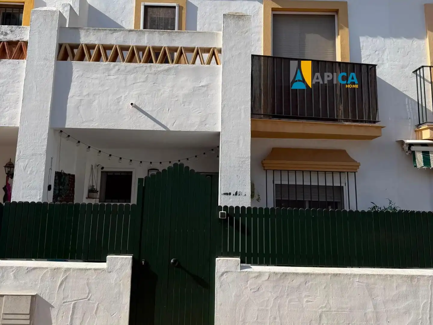 Vista exterior de Casa adosada en venta en Chiclana de la Frontera con Terraza, Piscina y Piscina comunitaria