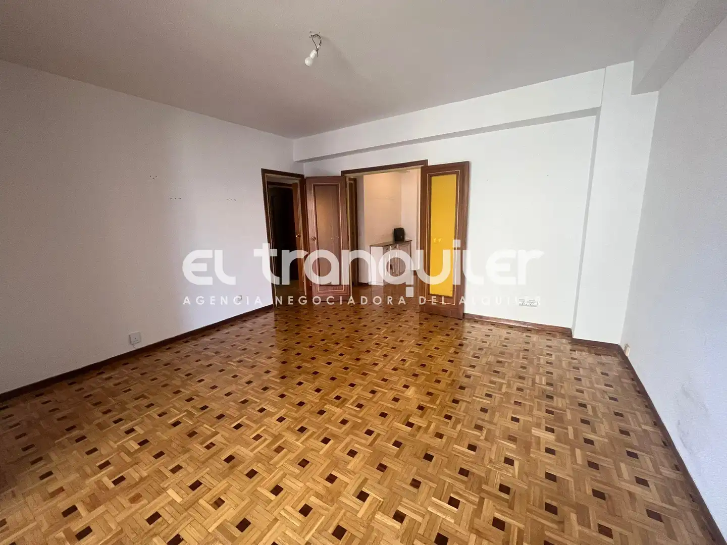 Living room of Flat for rent in Madrid  with Parquet flooring, Terrace and Washing machine