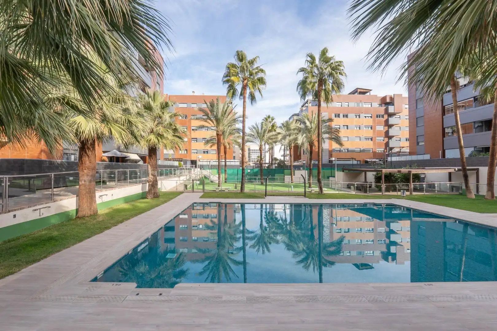 Schwimmbecken von Wohnung zum Verkauf in Granada mit Heizung, Privatgarten und Balkon