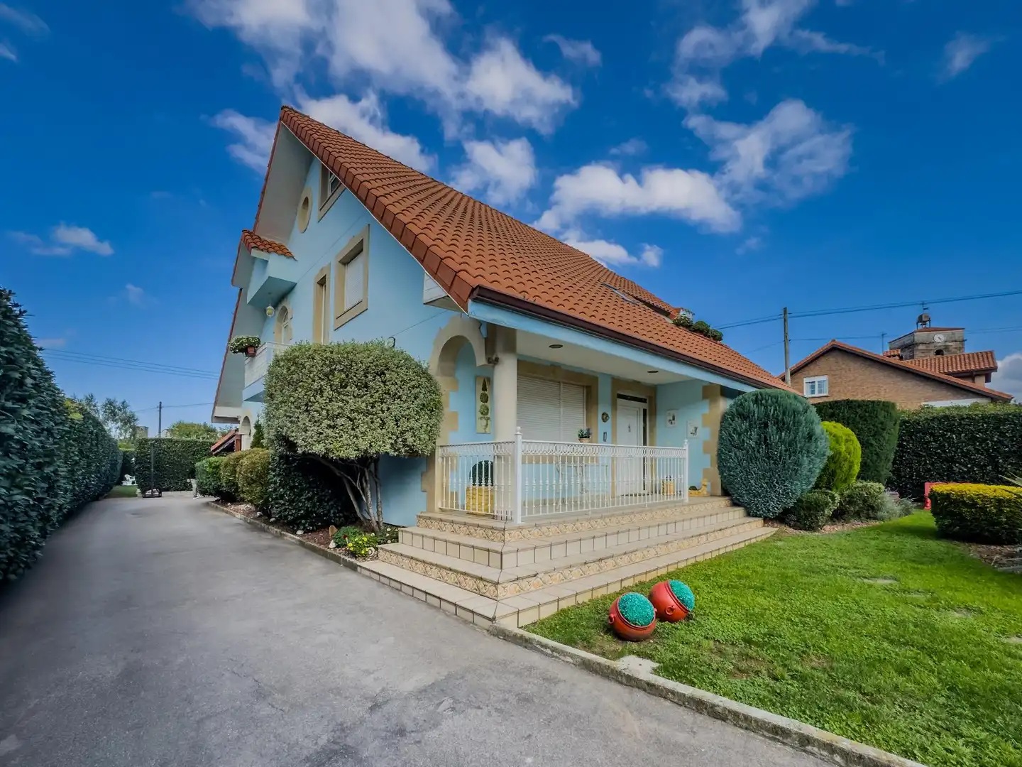 Vista exterior de Casa o xalet en venda en Camargo amb Calefacció, Jardí privat i Piscina