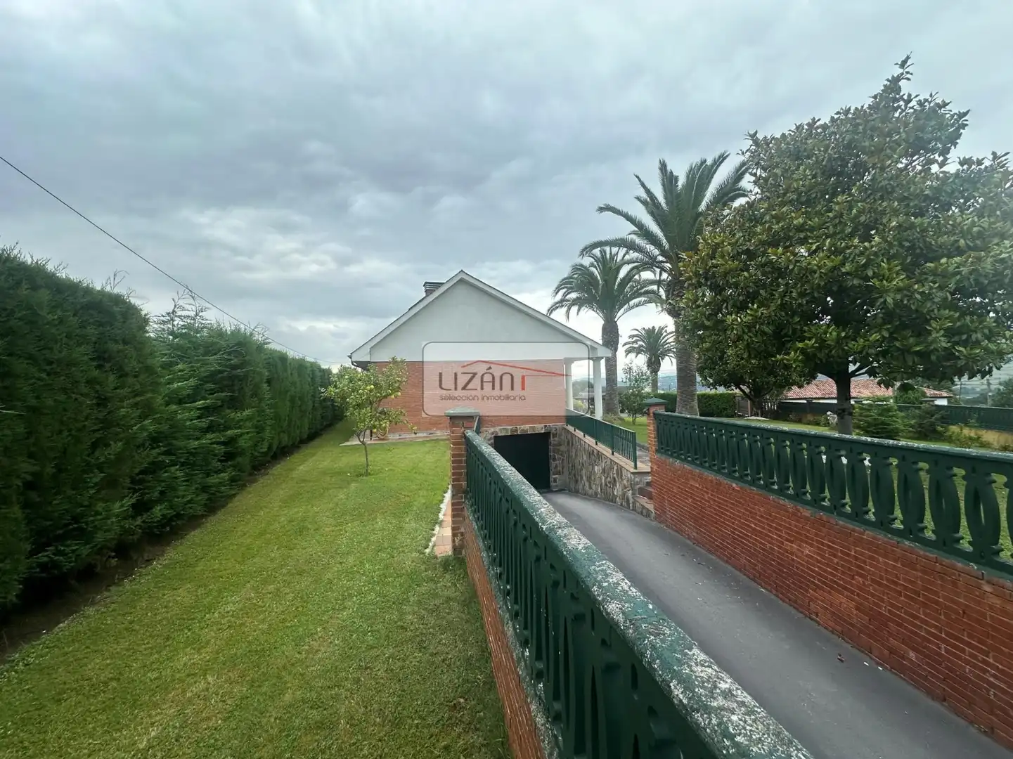 Vista exterior de Casa o xalet en venda en Oviedo  amb Calefacció, Jardí privat i Terrassa