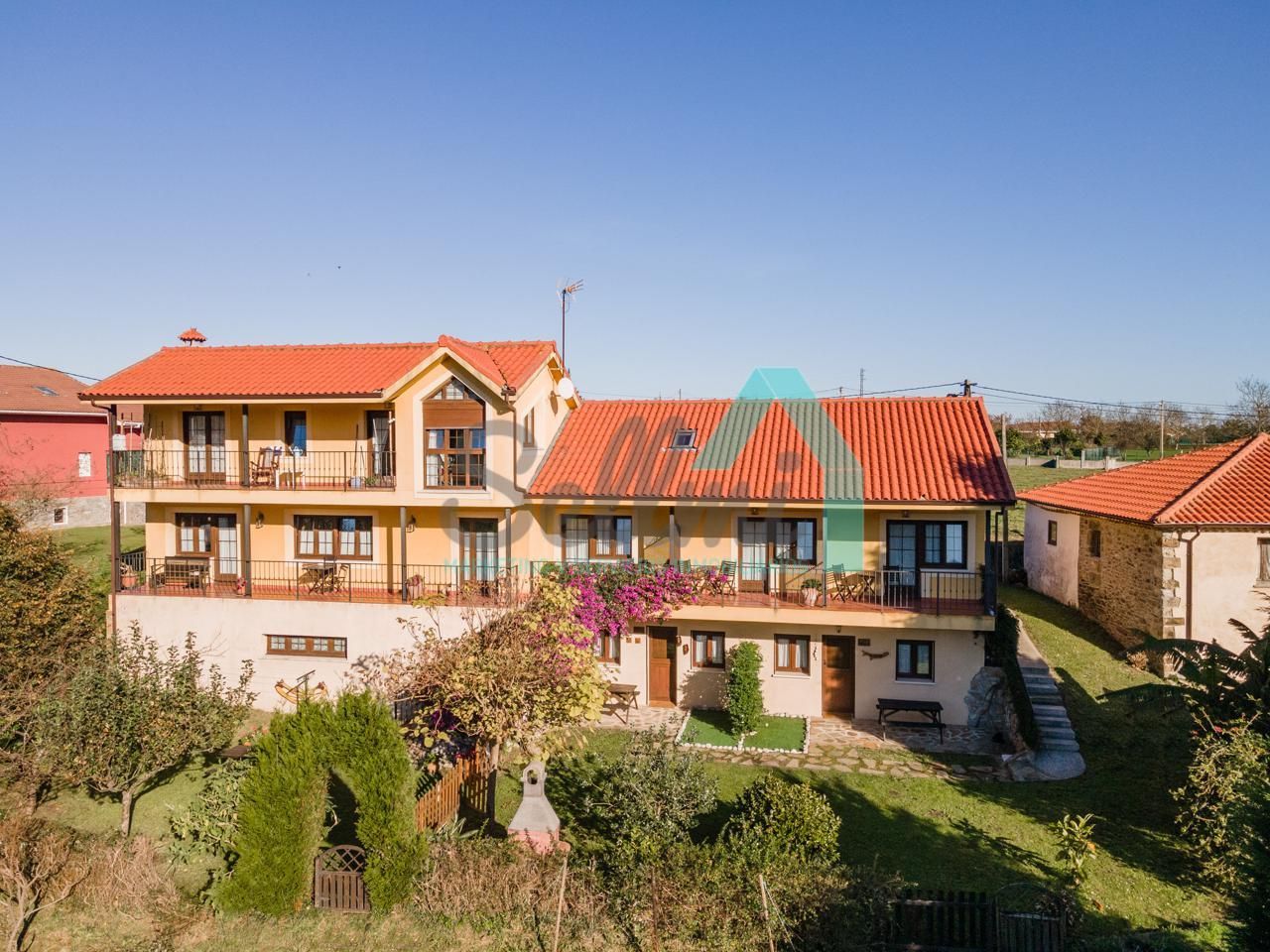 Vista exterior de Casa o xalet en venda en Cudillero amb Jardí privat, Terrassa i Traster