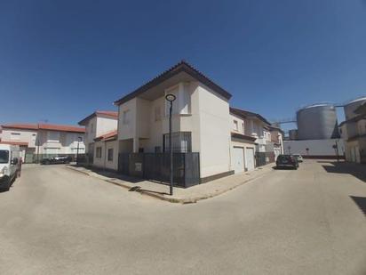 Exterior view of House or chalet for sale in Pedro Muñoz  with Heating, Terrace and Storage room