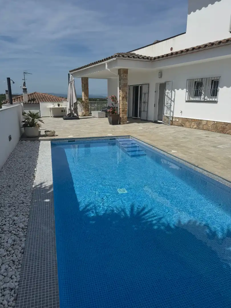 Piscina de Casa o chalet en venta en L'Escala con Aire acondicionado, Calefacción y Jardín privado