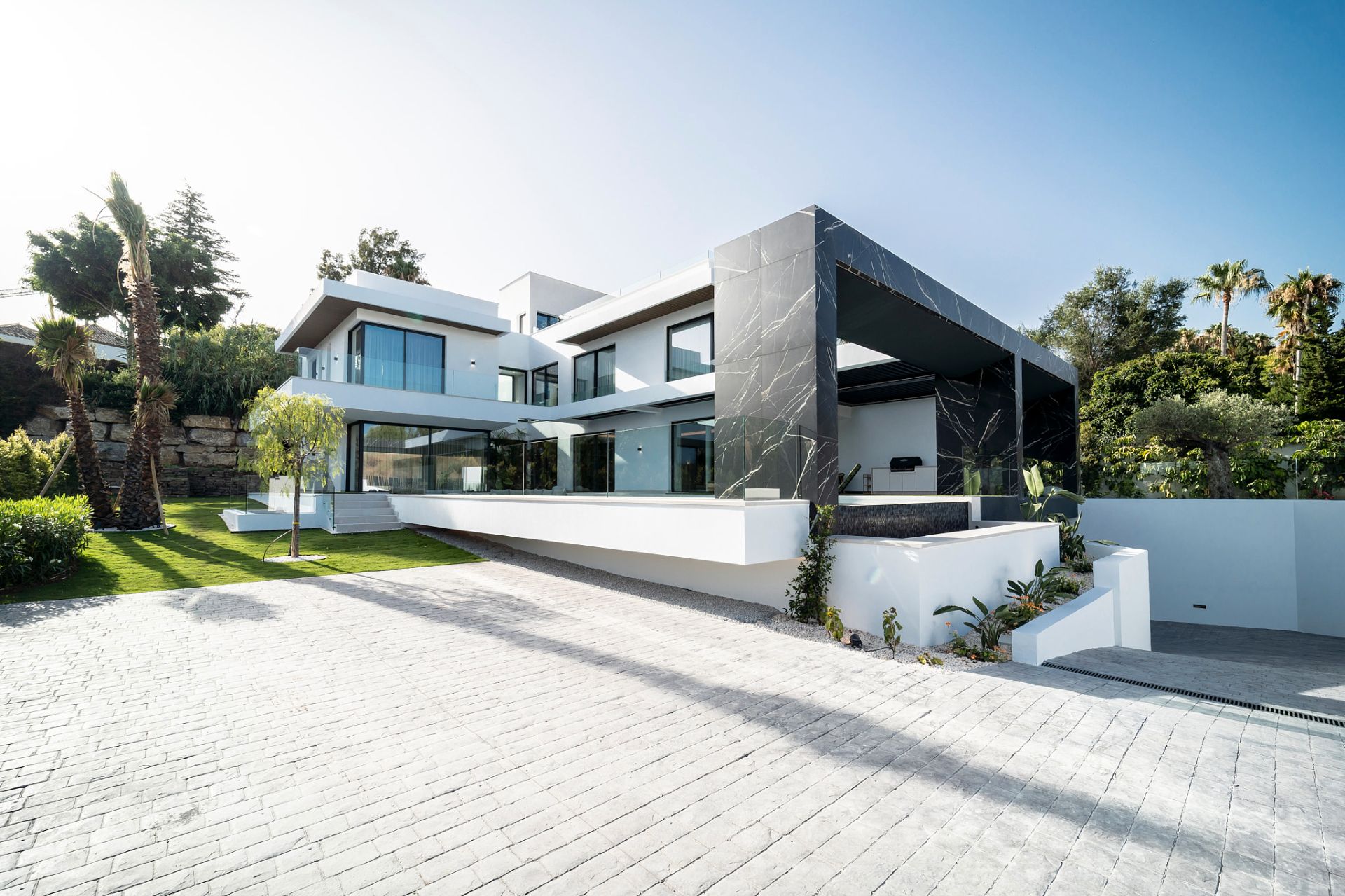 Vista exterior de Casa o xalet en venda en Estepona amb Aire condicionat, Calefacció i Jardí privat