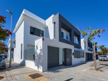 Casa aparellada amb piscina en venda a 12 Calle Josefina de la Torre Millares