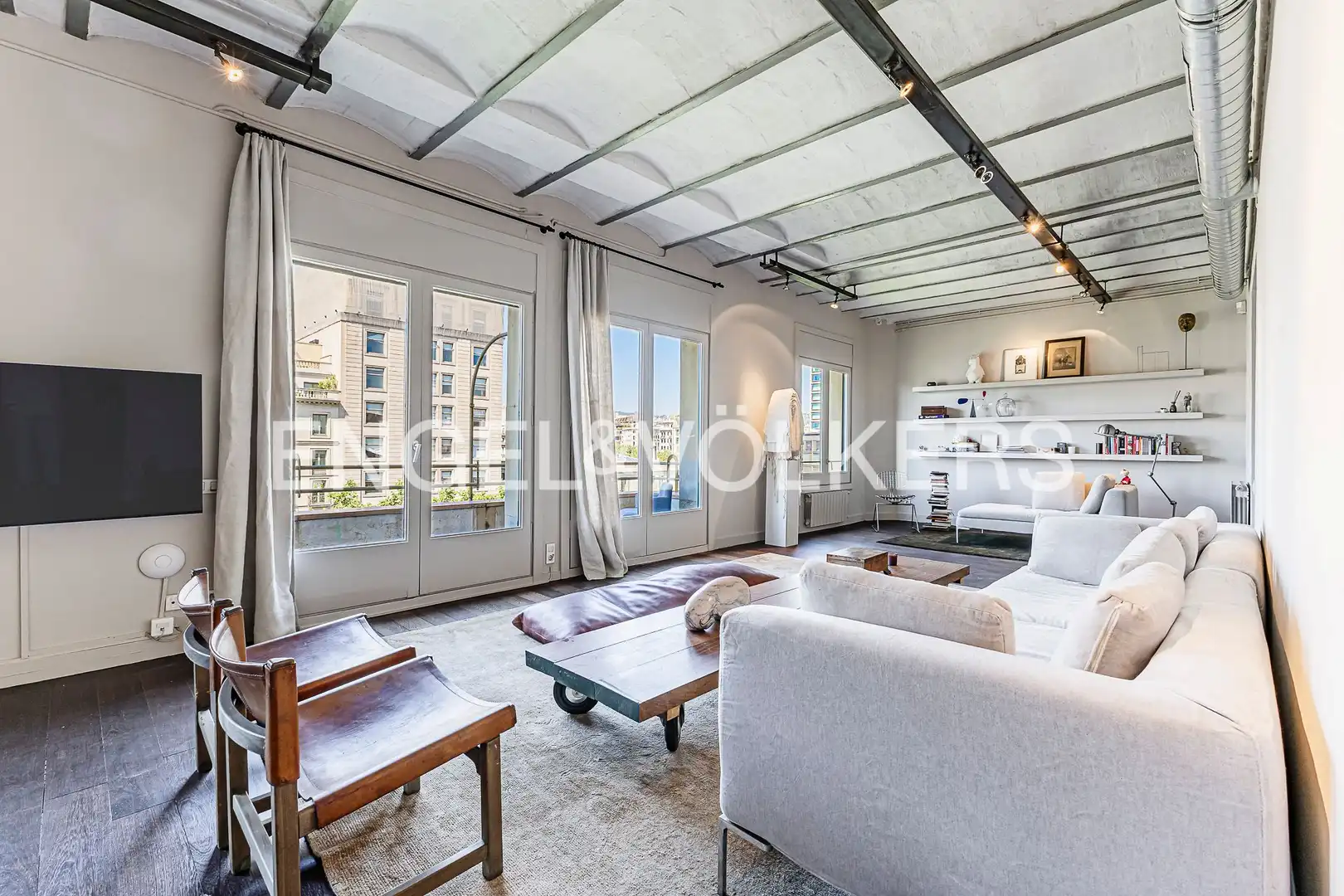 Flat with terrace to rent in Eixample