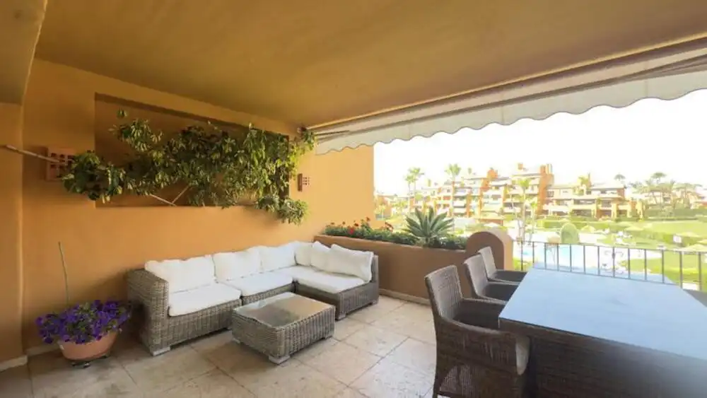Terrassa de Apartament de lloguer en Estepona amb Aire condicionat, Terrassa i Piscina