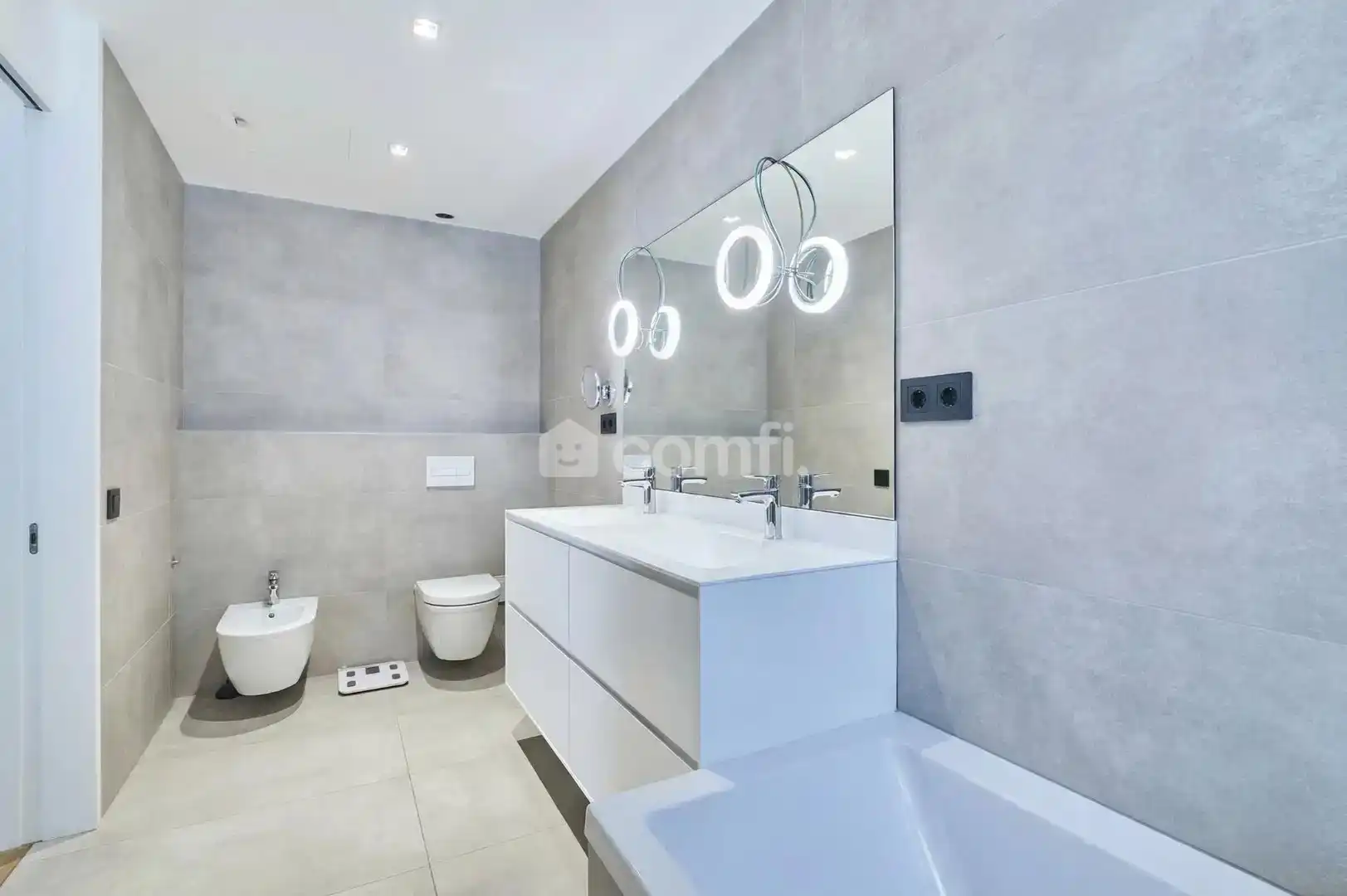 Badezimmer von Einfamilien-Reihenhaus zum Verkauf in Barcelona mit Klimaanlage, Heizung und Terrasse