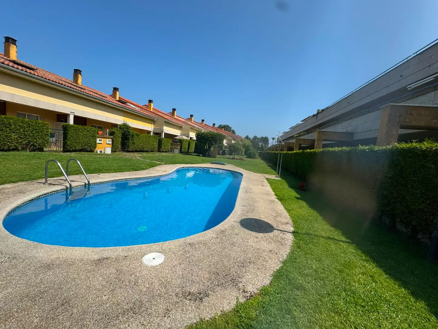 Piscina de Apartament de lloguer en Porto do Son amb Calefacció, Terrassa i Moblat