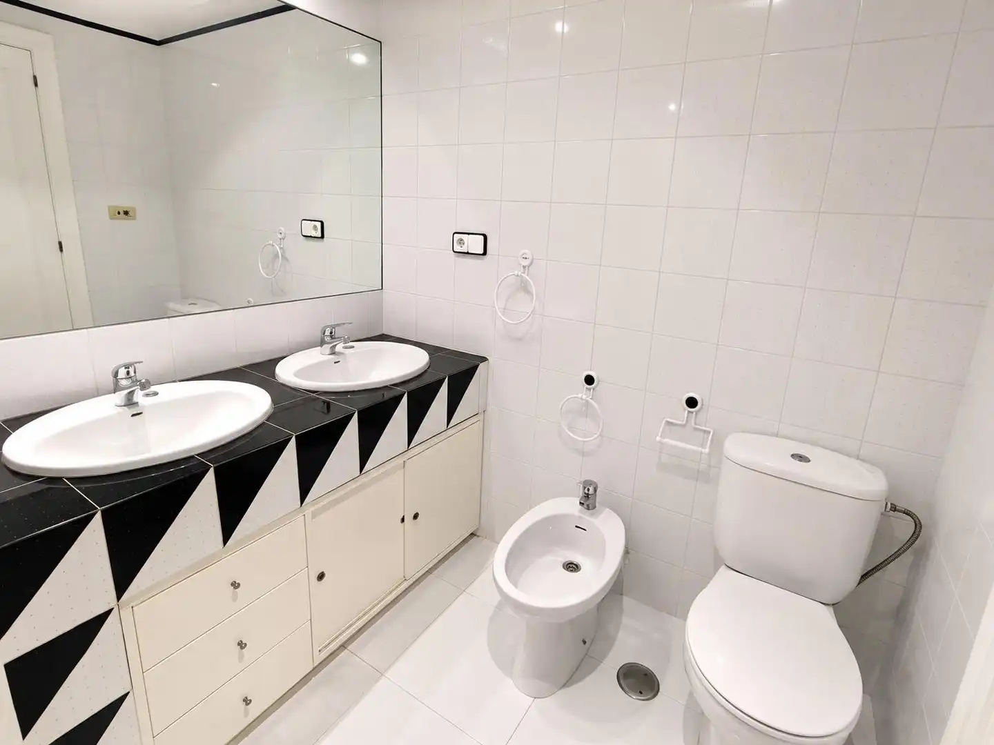 Badezimmer von Wohnung zum Verkauf in Elche / Elx mit Klimaanlage, Möbliert und Balkon