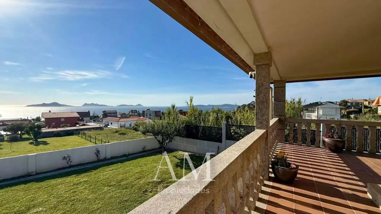 Vista exterior de Casa o xalet en venda en Vigo  amb Calefacció, Jardí privat i Terrassa