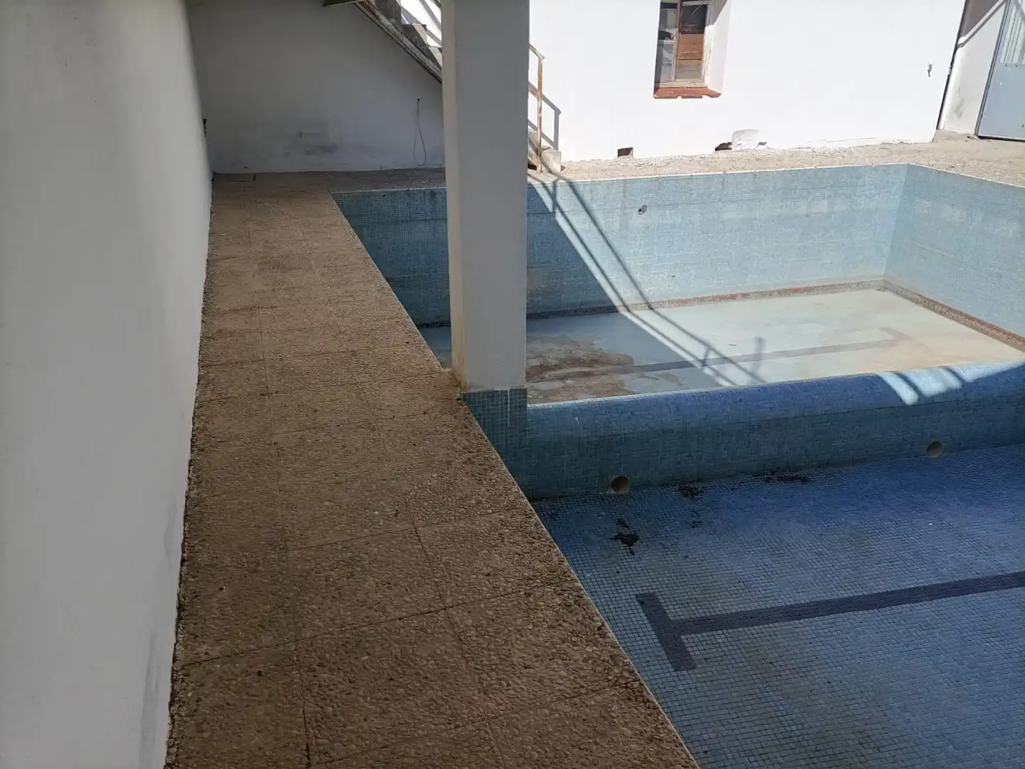 Piscina de Local de lloguer en Mascaraque amb Aire condicionat