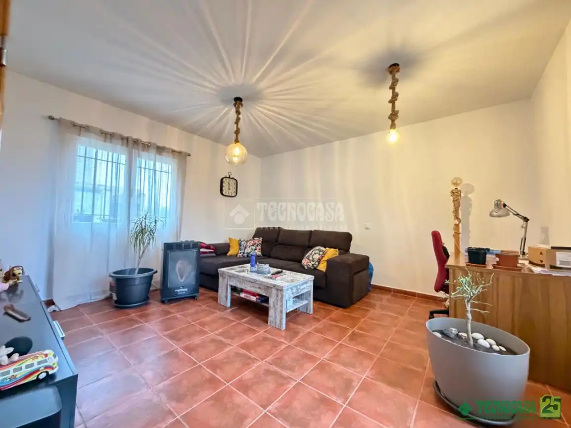 Sala d'estar de Casa adosada en venda en Uclés amb Aire condicionat i Calefacció