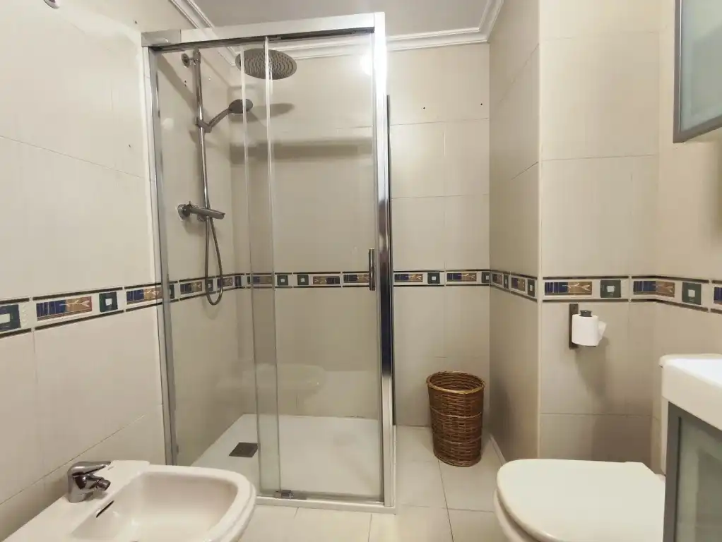 Bany de Apartament en venda en Gijón  amb Calefacció, Parquet i Moblat