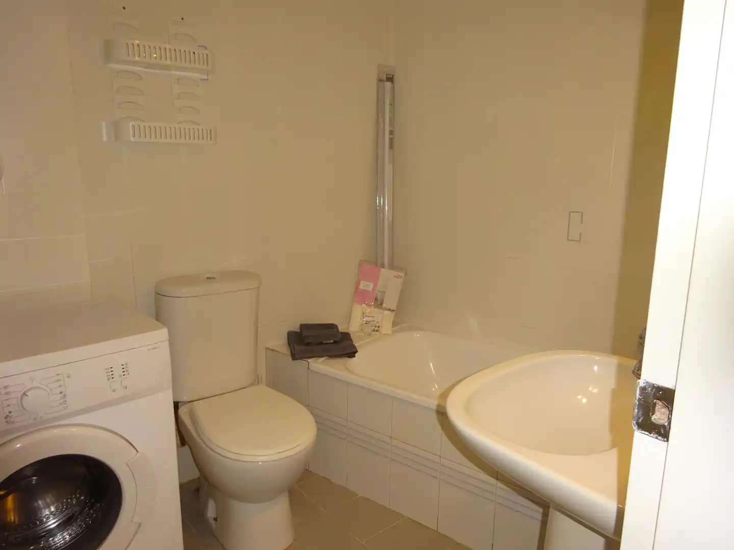 Bathroom of Study for rent in Sevilla  with Air Conditioner, Heating and Washing machine
