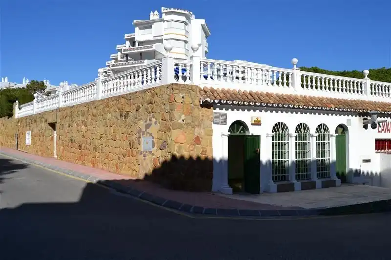 Vista exterior de Local en venda en Mijas amb Aire condicionat i Moblat