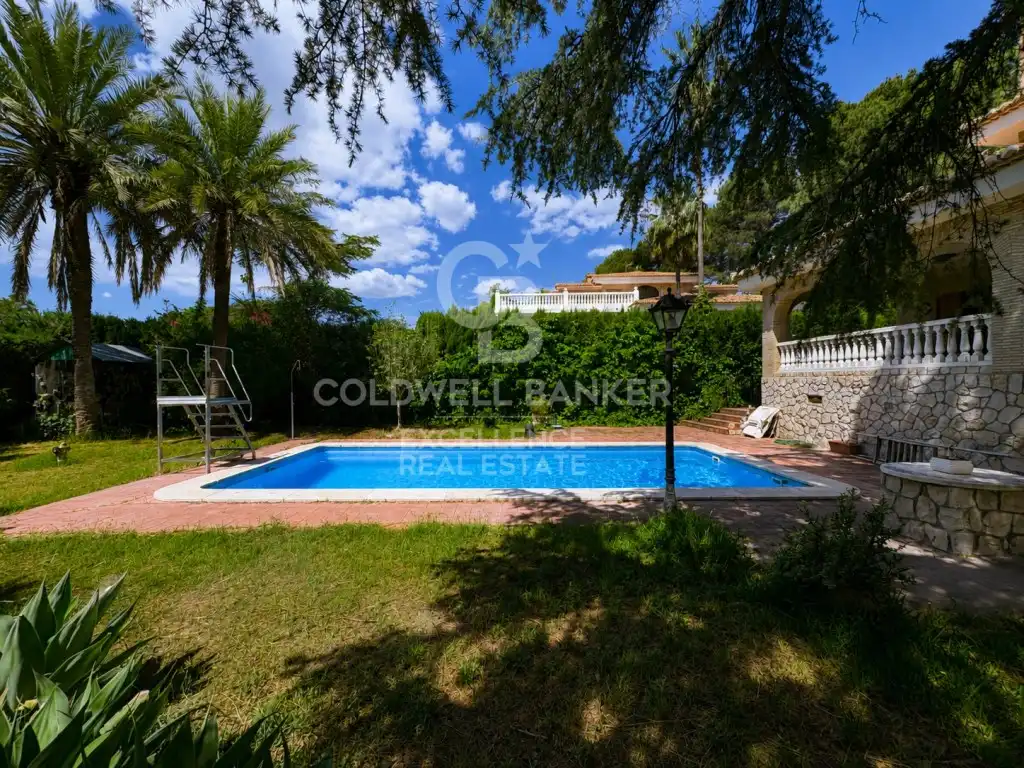 Vista exterior de Casa o xalet en venda en Torrent amb Aire condicionat, Calefacció i Jardí privat