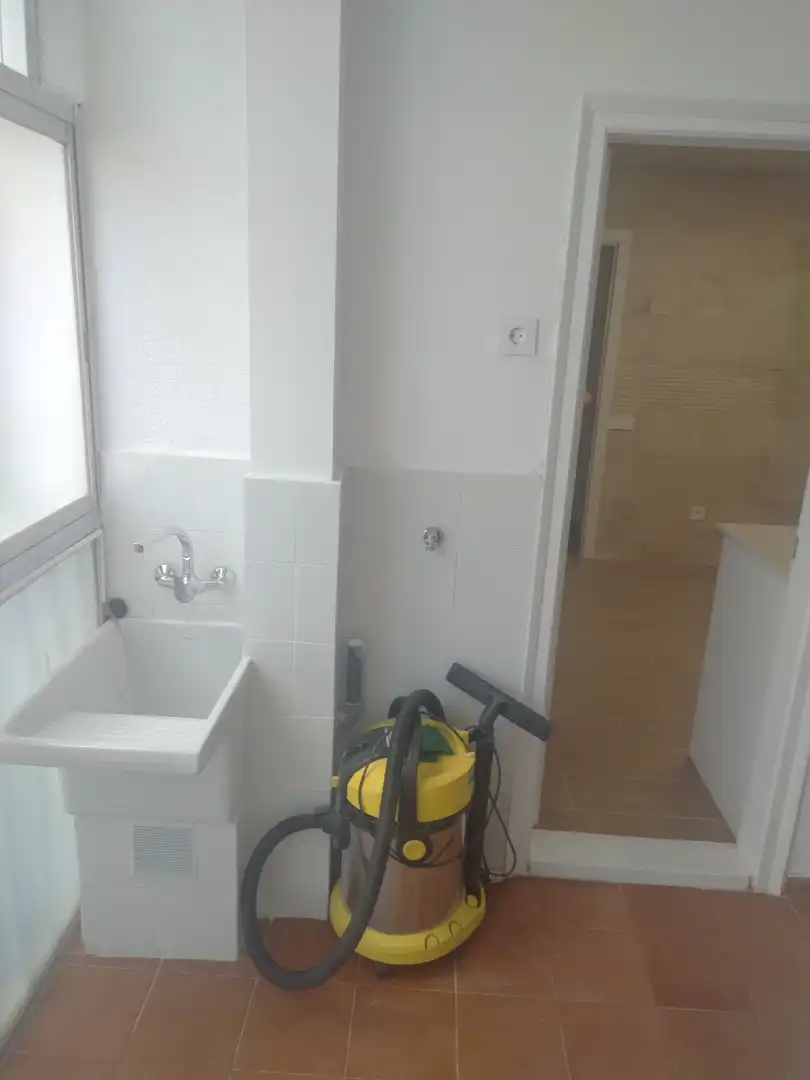 Badezimmer von Wohnung zur Miete in Terrassa mit Heizung, Parkett und Ofen