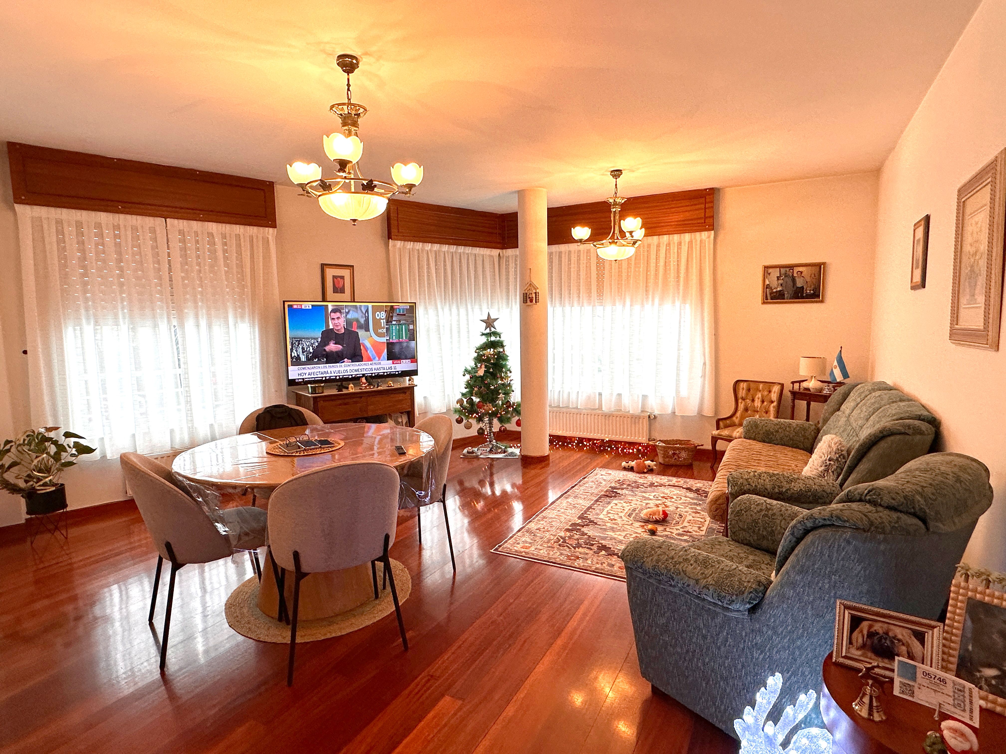 Living room of Flat for sale in Santiago de Compostela   with Heating, Furnished and Microwave