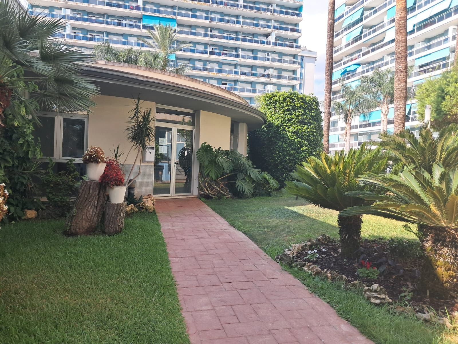 Vista exterior de Apartament en venda en Gandia amb Aire condicionat, Jardí privat i Terrassa