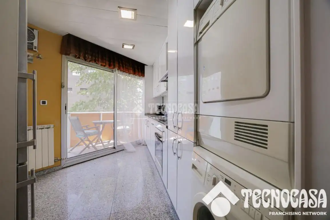 Küche von Wohnung zum Verkauf in Barcelona mit Klimaanlage, Abstellraum und Balkon