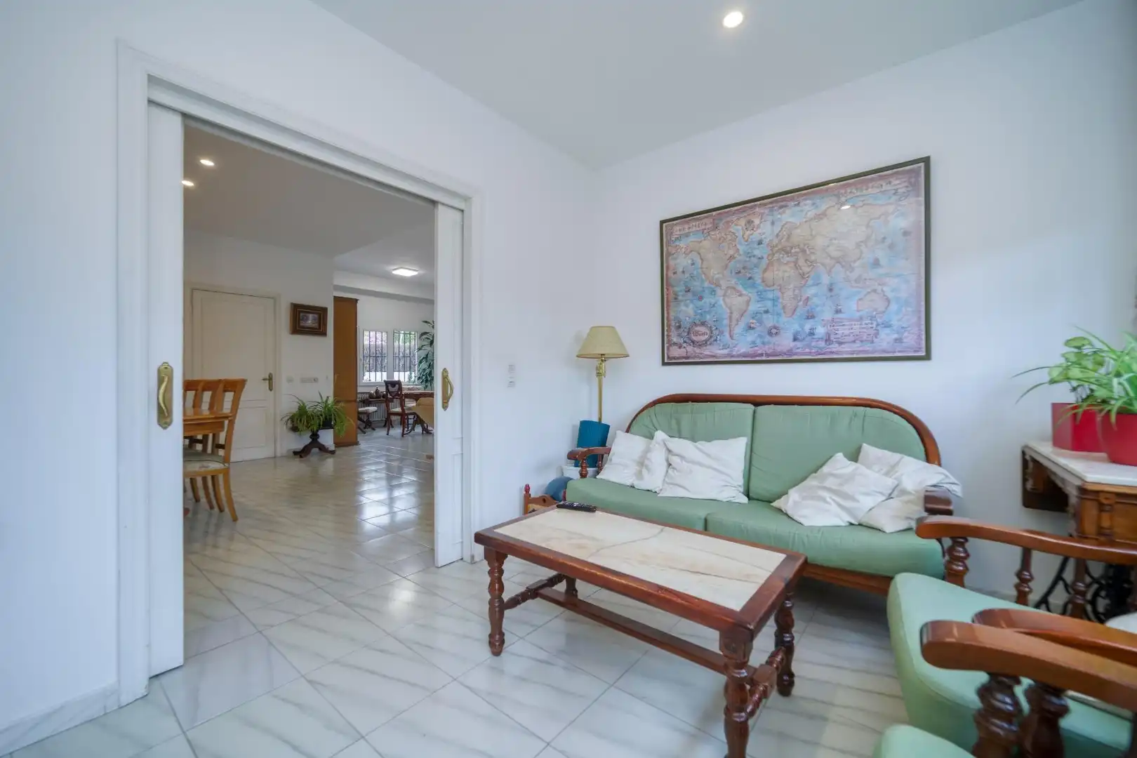 Sala d'estar de Casa adosada en venda en Madrid amb Calefacció i Jardí privat