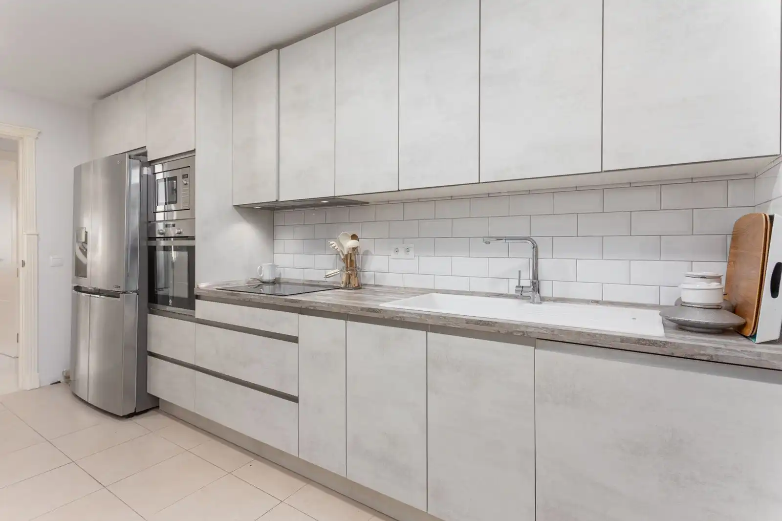 Küche von Wohnung zum Verkauf in Marbella mit Klimaanlage, Privatgarten und Terrasse
