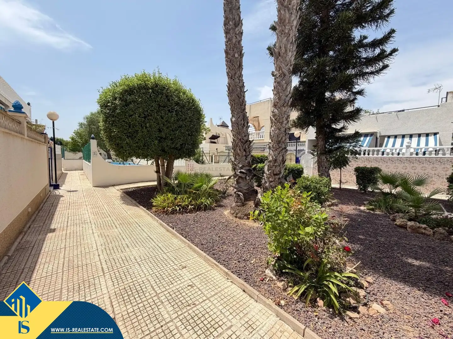 Vista exterior de Casa o xalet en venda en Torrevieja amb Aire condicionat, Terrassa i Traster