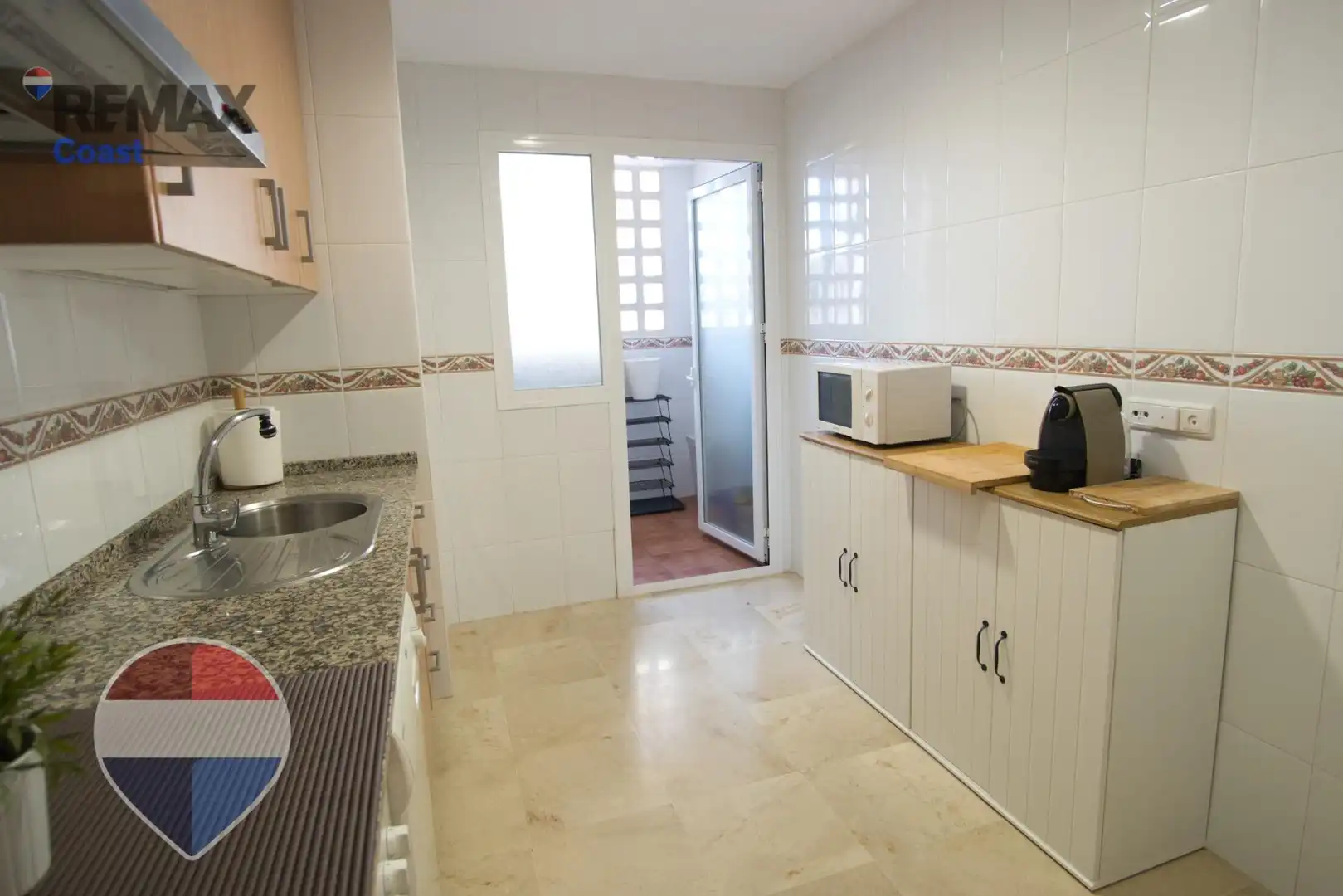 Küche von Wohnung zum Verkauf in Benalmádena mit Klimaanlage, Privatgarten und Gemeinschaftspool