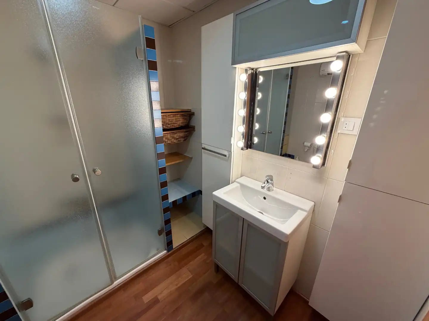 Badezimmer von Wohnung zum Verkauf in Almería mit Klimaanlage, Parkett und Möbliert
