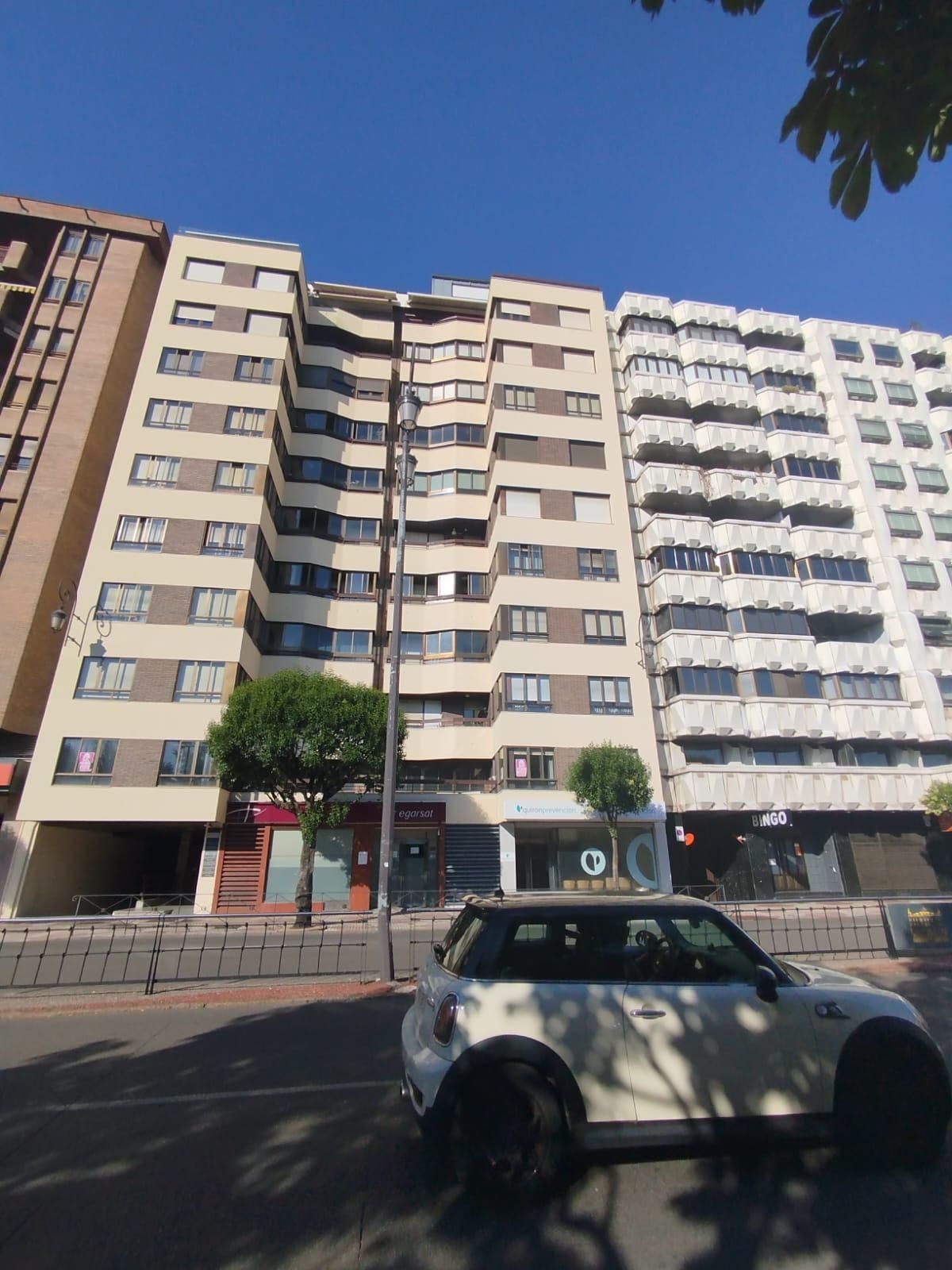 Vista exterior de Pis en venda en León Capital  amb Calefacció