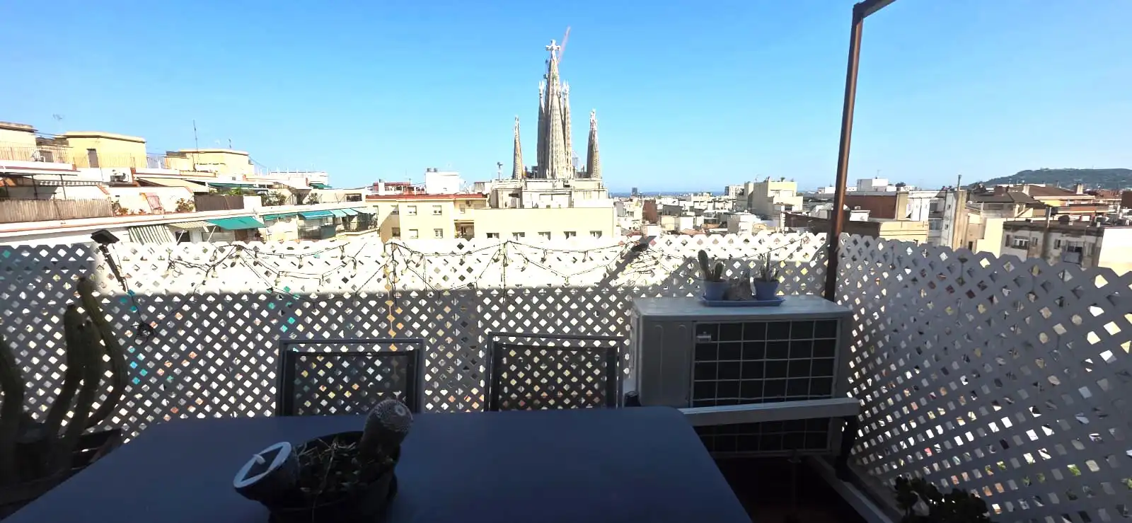Vista exterior de Àtic en venda en Eixample