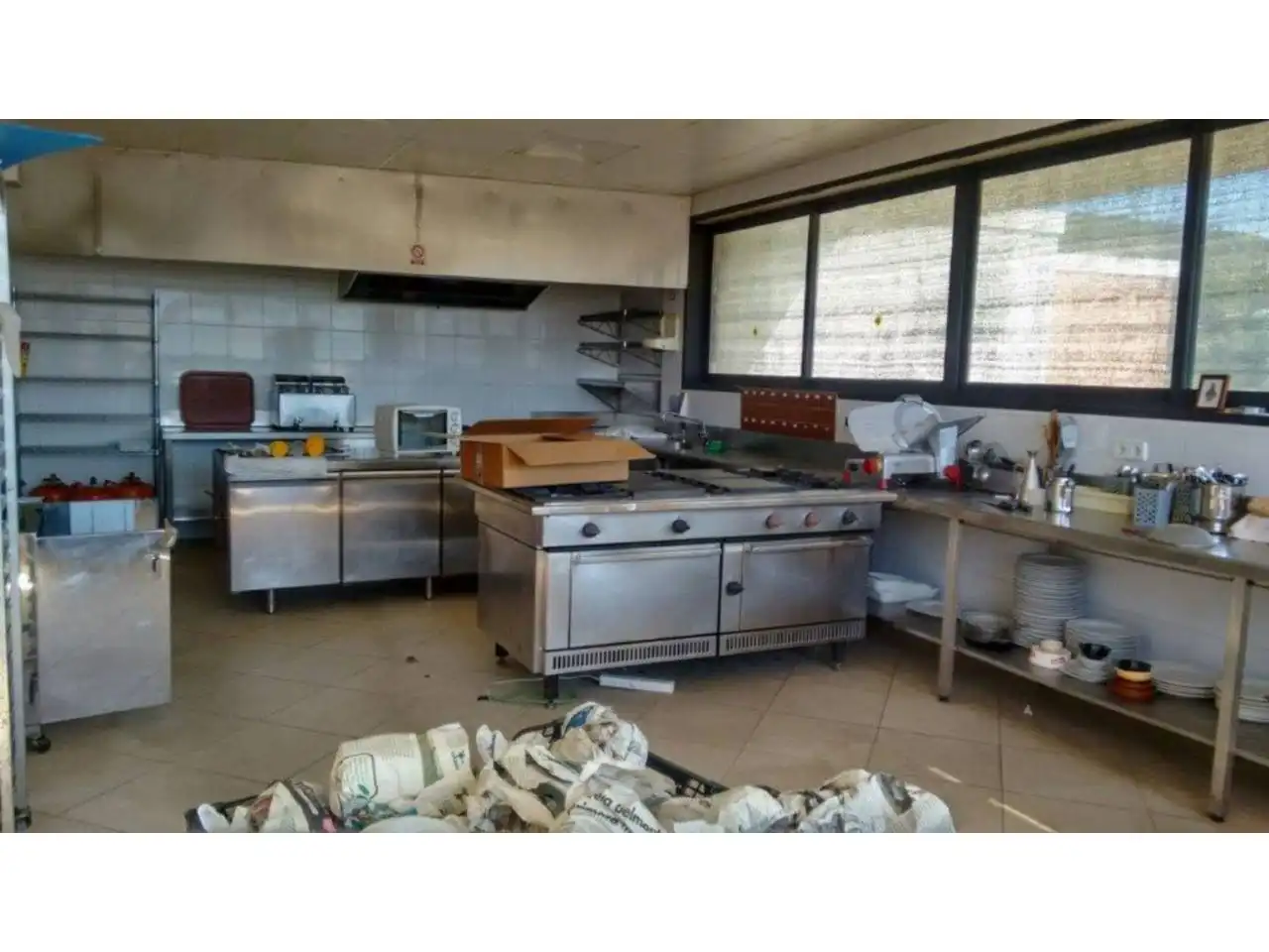 Cocina de Local en venta en El Grado con Aire acondicionado