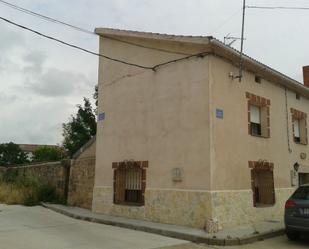 Vista exterior de Casa o xalet en venda en Celada del Camino amb Jardí privat