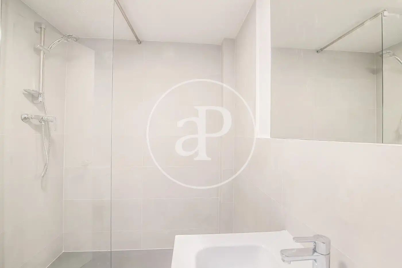 Baño de Piso de alquiler en Barcelona con Aire acondicionado, Calefacción y Terraza