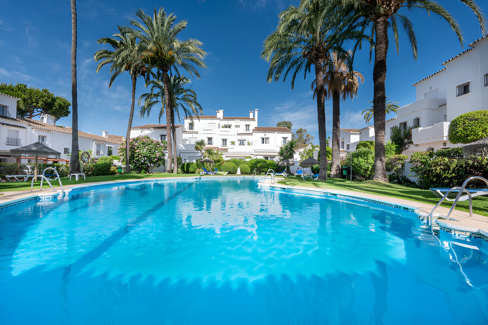 Jardí de Casa adosada en venda en Marbella amb Calefacció, Terrassa i Piscina