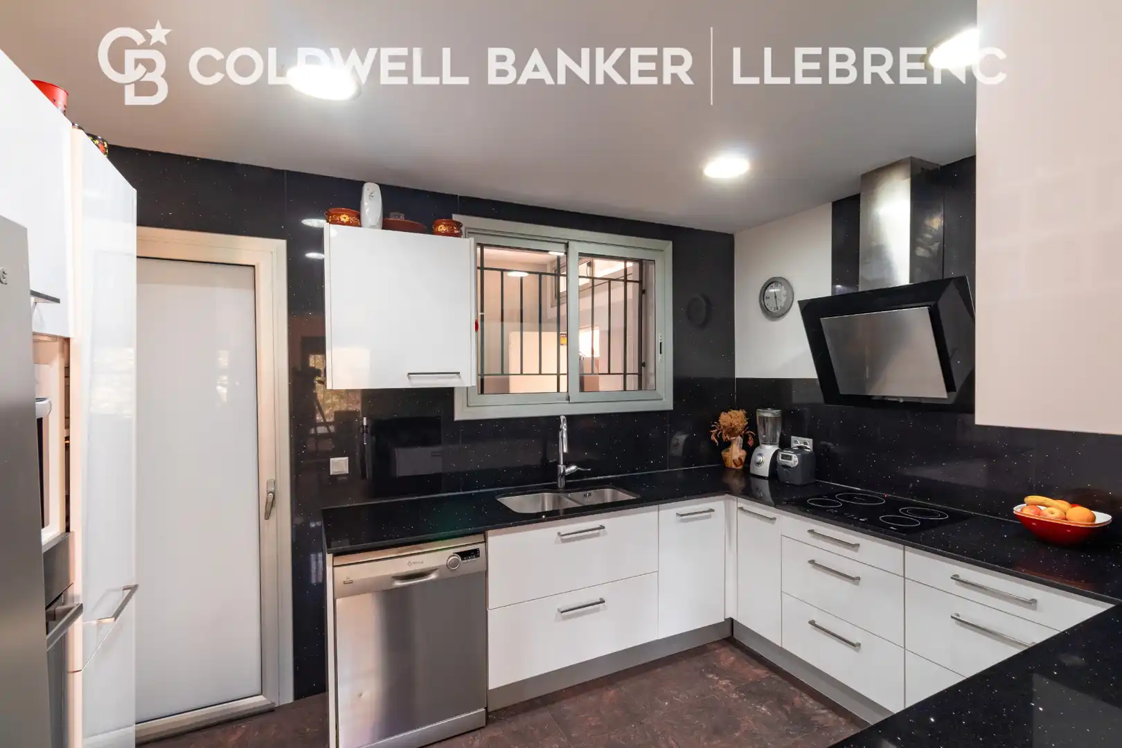 Cocina de Casa o chalet en venta en Barcelona con Aire acondicionado, Calefacción y Jardín privado